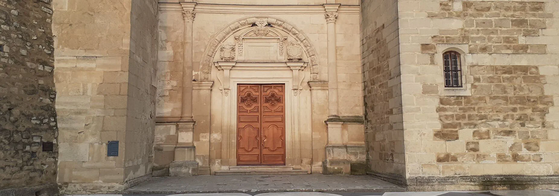 Le parvis de la collégiale Saint-Sauveur de Grignan