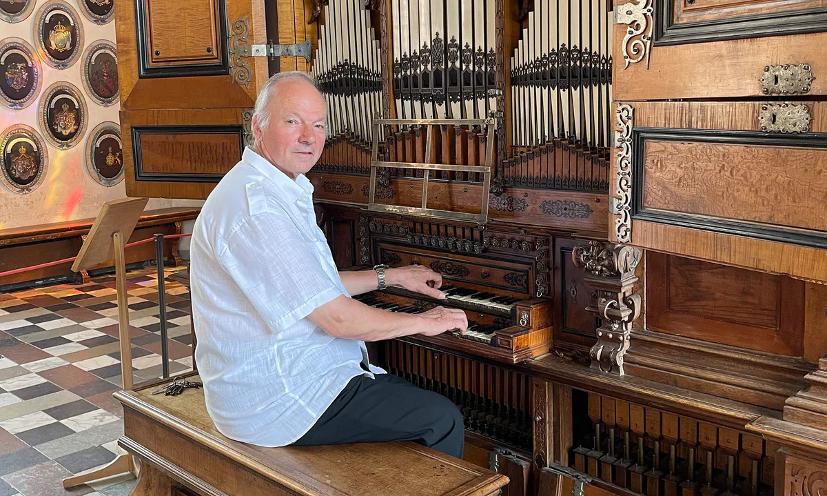 Henri Pourtau pose à la console de l'orgue