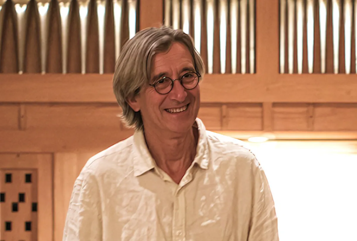 Freddy Eichelberger pose en tenu de concert