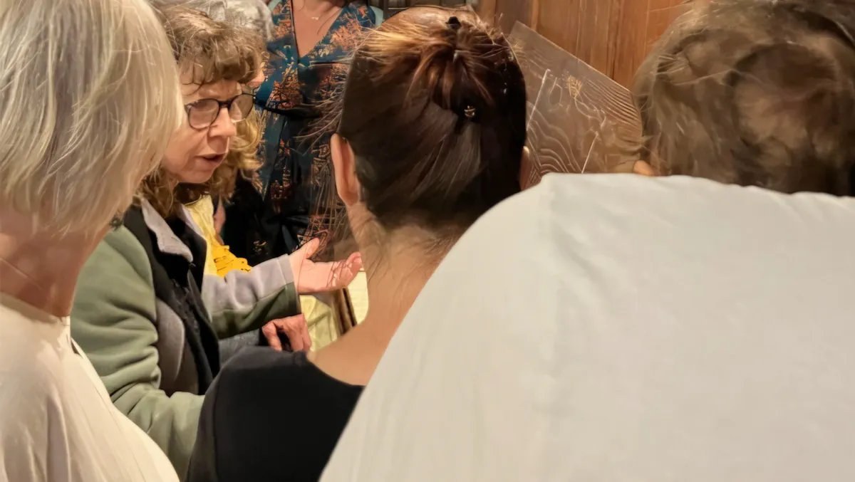 Le public écoute les explications de l'organiste lors des journées du patrimoine