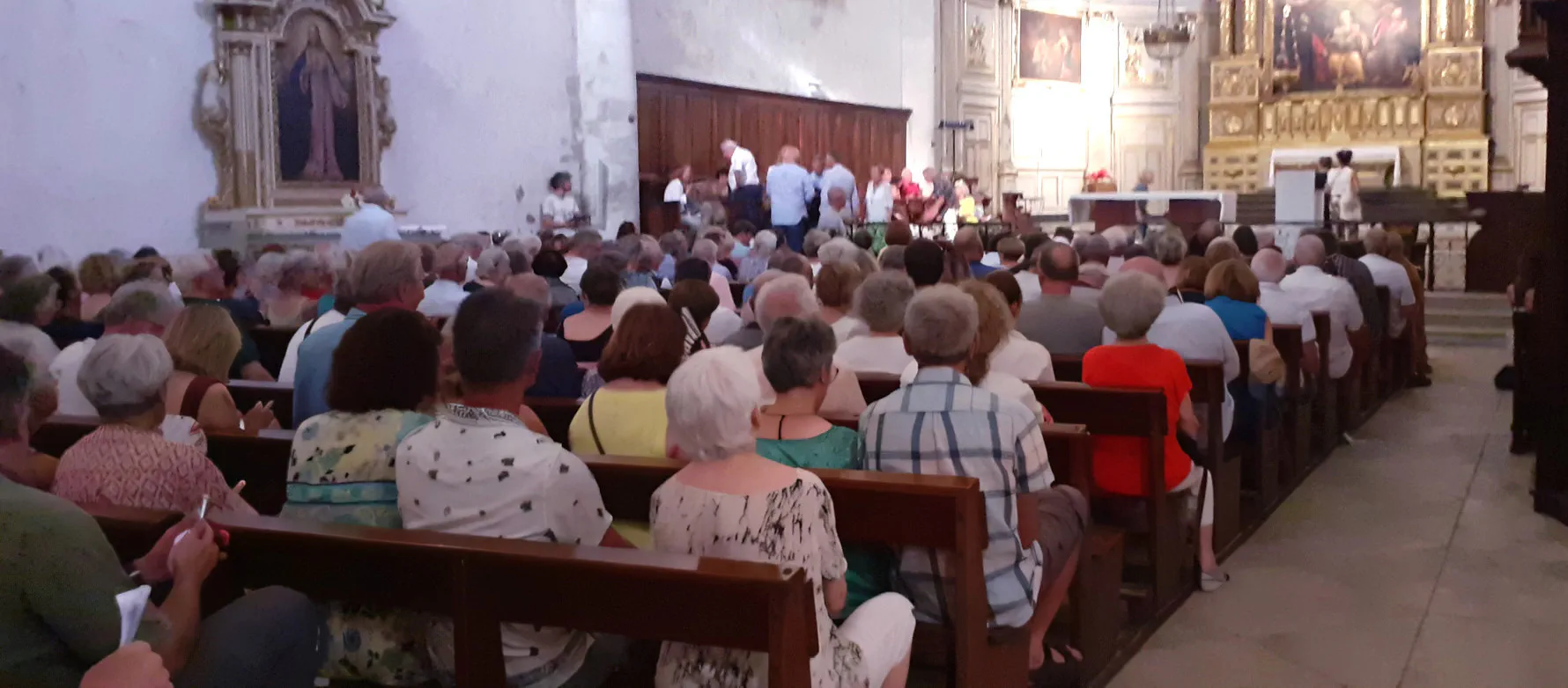 Public nombreux venu assister à un concert d'orgue à Grignan