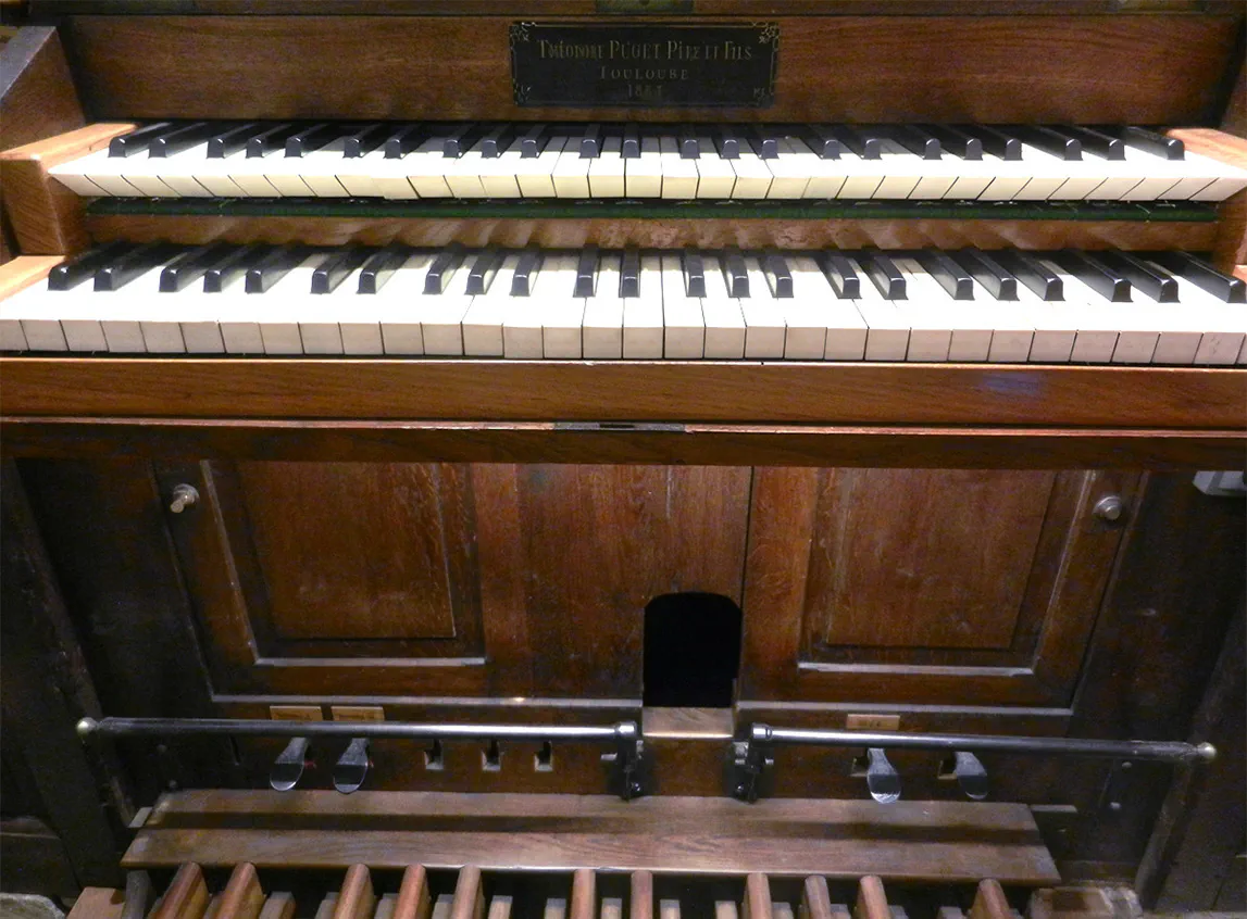 La console et le pédalier de l'orgue de Grignan
