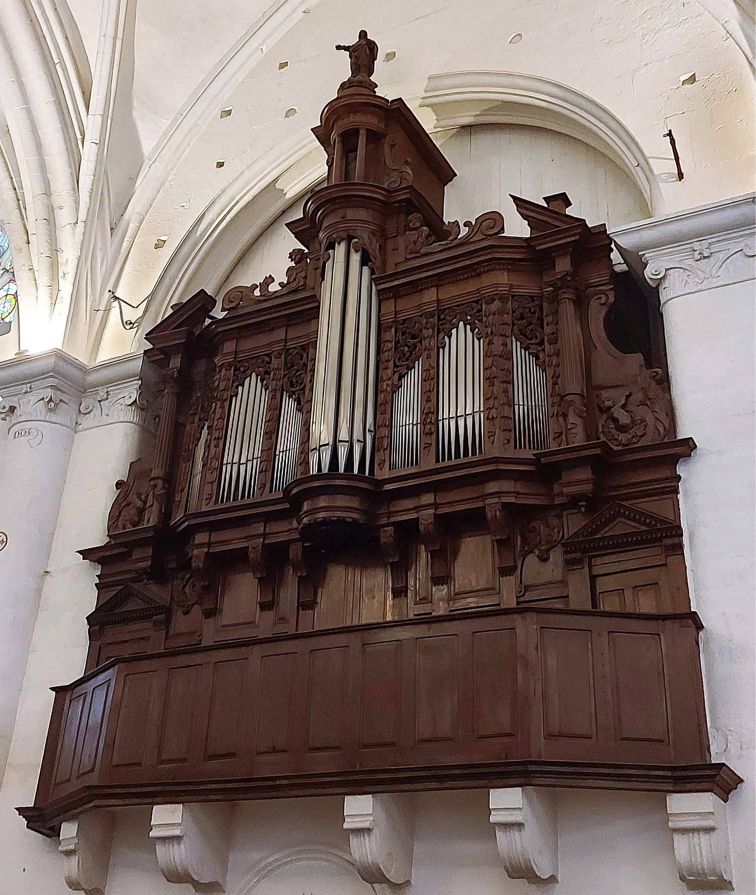 L'orgue de Grignan, vu en plein depuis la nef de la collégiale