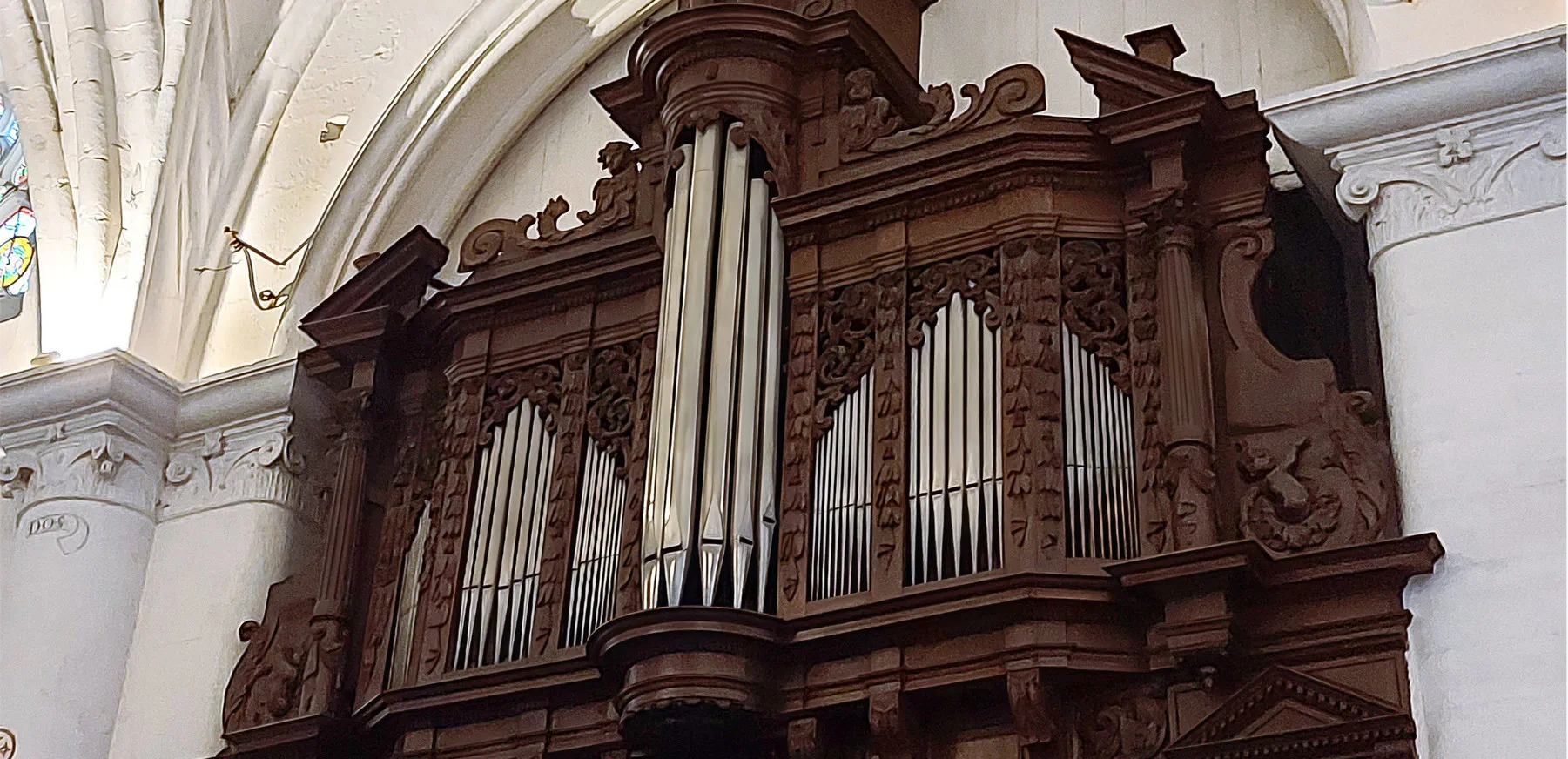 Les tuyaux de façade de l'orgue de Grignan, vu depuis la nef de la collégiale