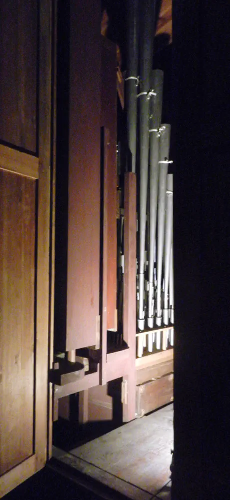 L'accès aux tuyaux intérieurs de l'orgue de Grignan